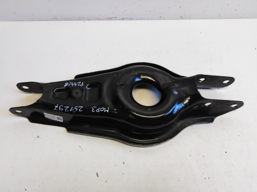 Tesla Model 3 jobbhátsó alsó hátsó lengõkar 104445100F 1. kép