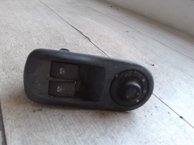 RENAULT TRAFIC 01.09-06.07 Bal első ablakemelő kapcsoló 1. kép