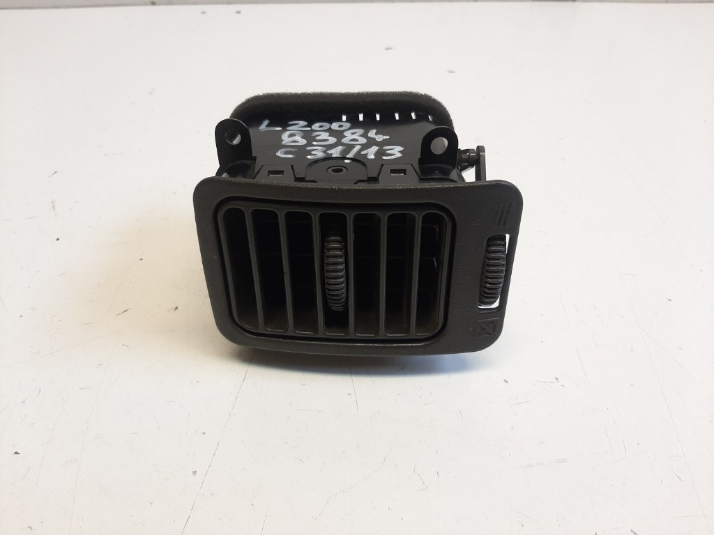 Mitsubishi L 200 bal elsõ külsõ mûszerfal szellõzõ SPC00427 1. kép