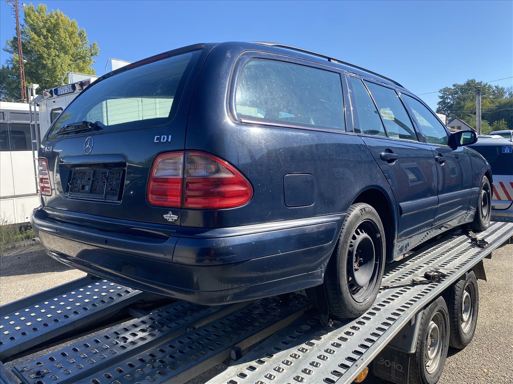 Mercedes E 320 (W210) bontott alkatrészei 4. kép