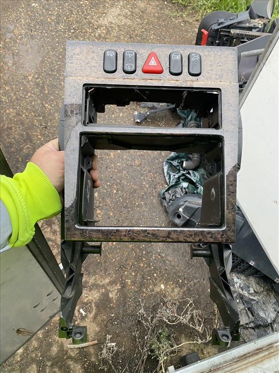 Mercedes E 320 (W210) bontott alkatrészei 10. kép