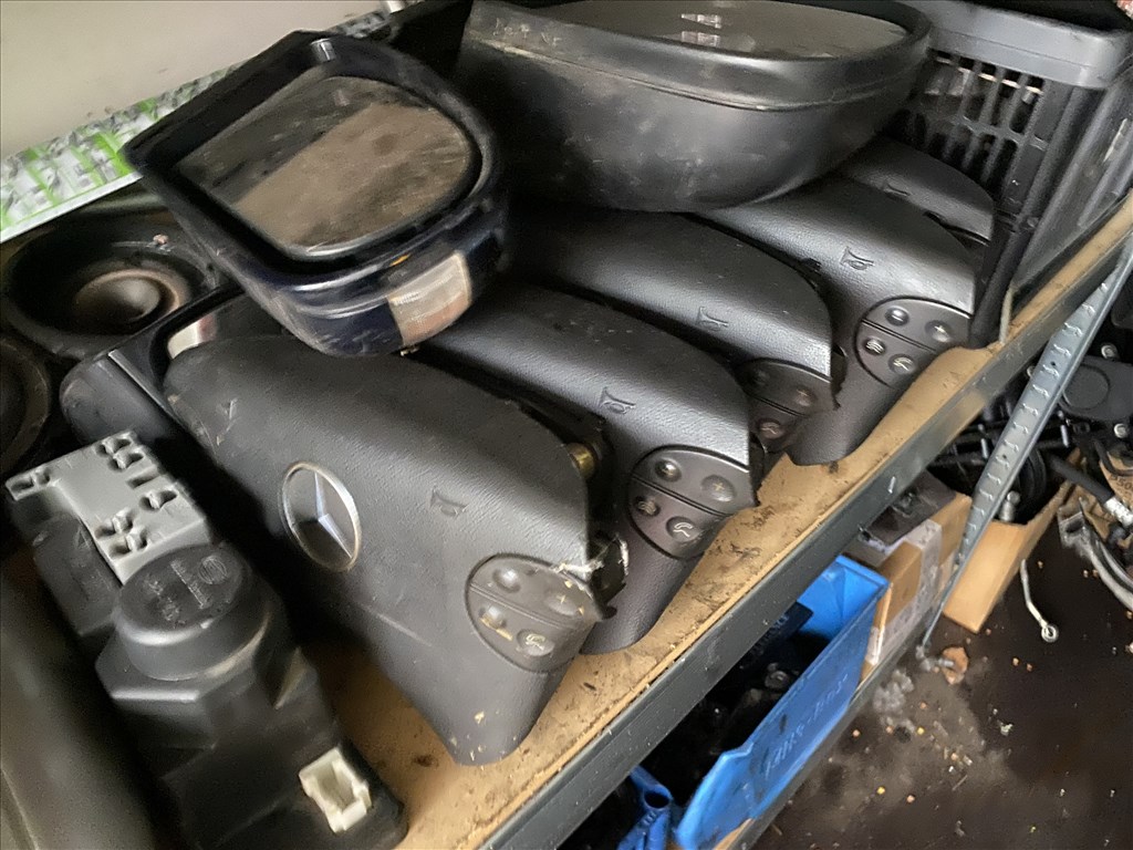 Mercedes E 320 (W210) bontott alkatrészei 11. kép