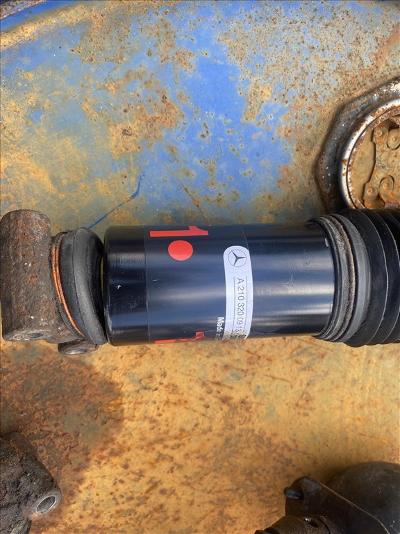 Mercedes E 320 (W210) bontott alkatrészei 14. kép