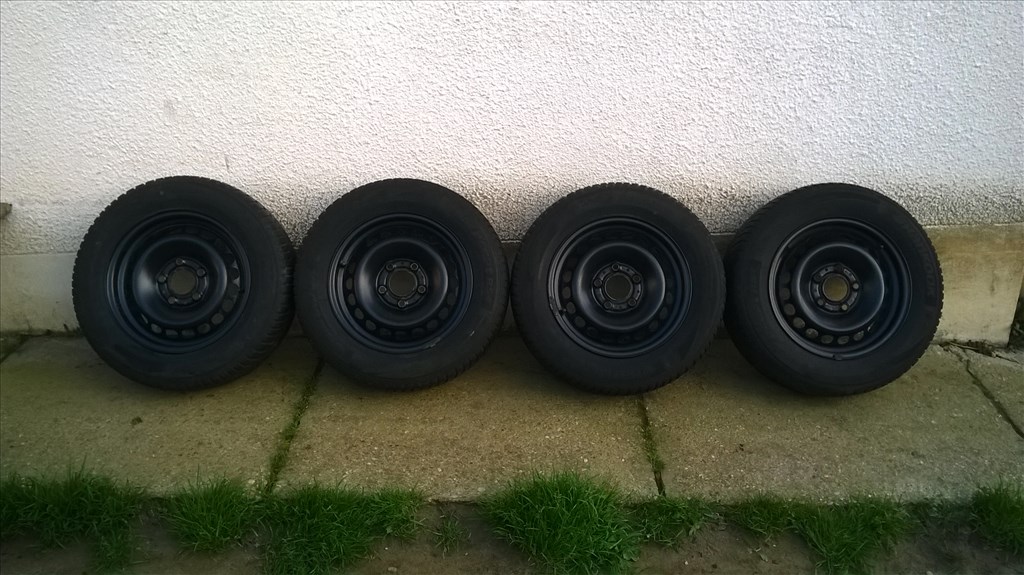 Eladó 4db 15-ös 5x120-as BMW lemezfelni 195 65r15 Hankook téli gumival 1. kép