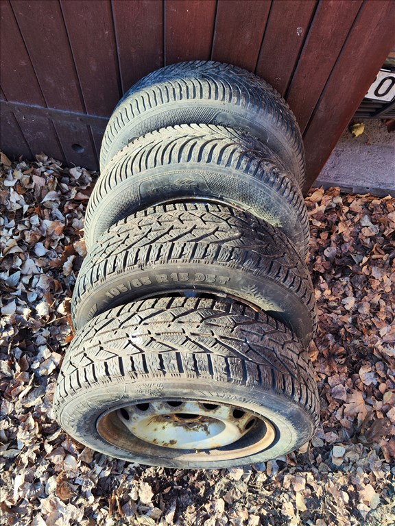  4x98 lyukosztású 15" használt lemezfelni, rajta 195/65 újszerű téli gumi gumi  1. kép