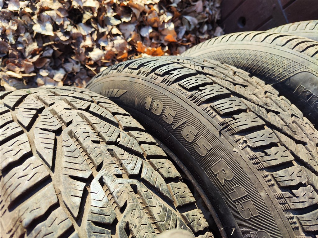  4x98 lyukosztású 15" használt lemezfelni, rajta 195/65 újszerű téli gumi gumi  2. kép