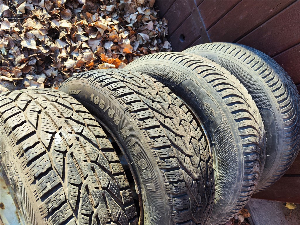  4x98 lyukosztású 15" használt lemezfelni, rajta 195/65 újszerű téli gumi gumi  3. kép