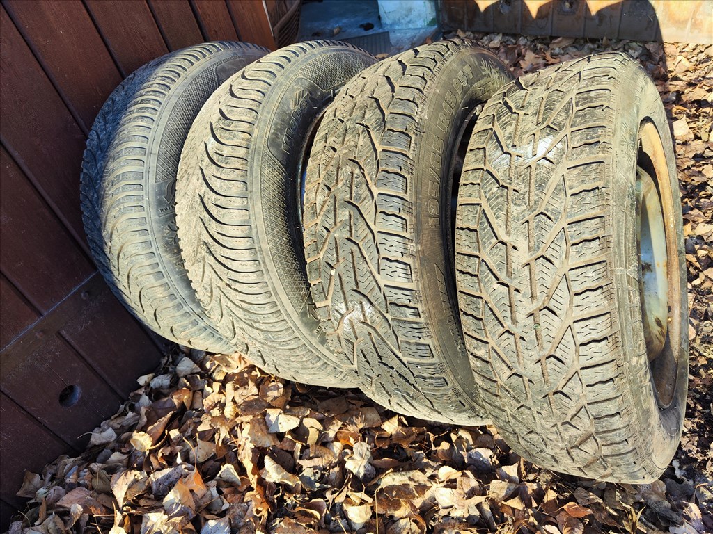  4x98 lyukosztású 15" használt lemezfelni, rajta 195/65 újszerű téli gumi gumi  4. kép