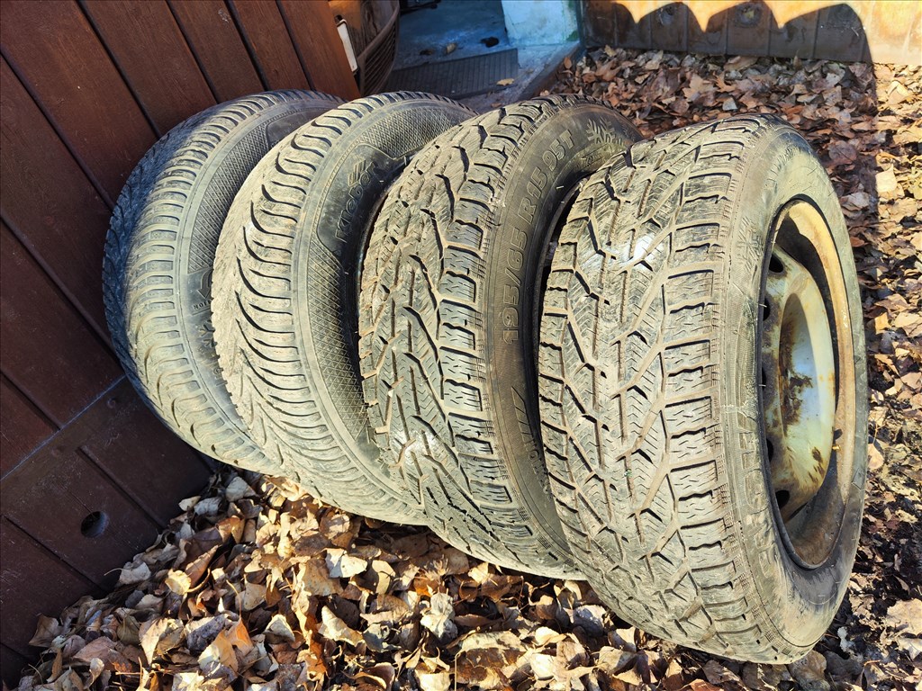  4x98 lyukosztású 15" használt lemezfelni, rajta 195/65 újszerű téli gumi gumi  5. kép