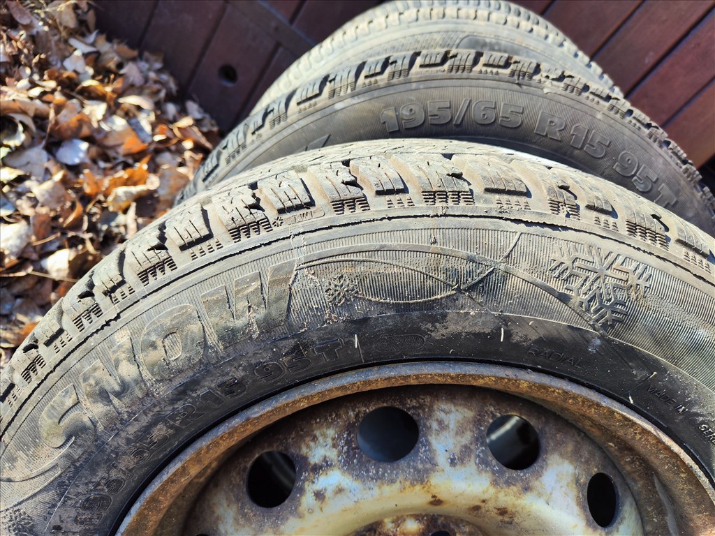  4x98 lyukosztású 15" használt lemezfelni, rajta 195/65 újszerű téli gumi gumi  6. kép