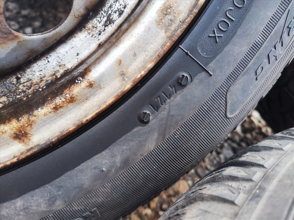  4x98 lyukosztású 15" használt lemezfelni, rajta 195/65 újszerű téli gumi gumi  7. kép