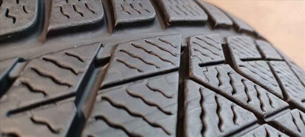 Defekttűrő Pirelli Sottozero3 Winter 245/40 R19 téli gumik 4db 2. kép