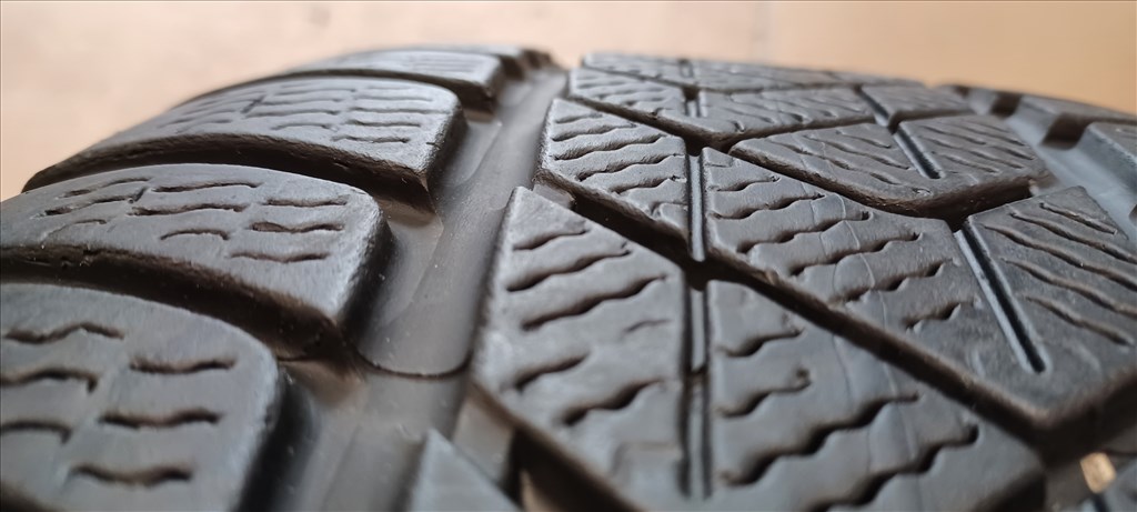 Defekttűrő Pirelli Sottozero3 Winter 245/40 R19 téli gumik 4db 7. kép