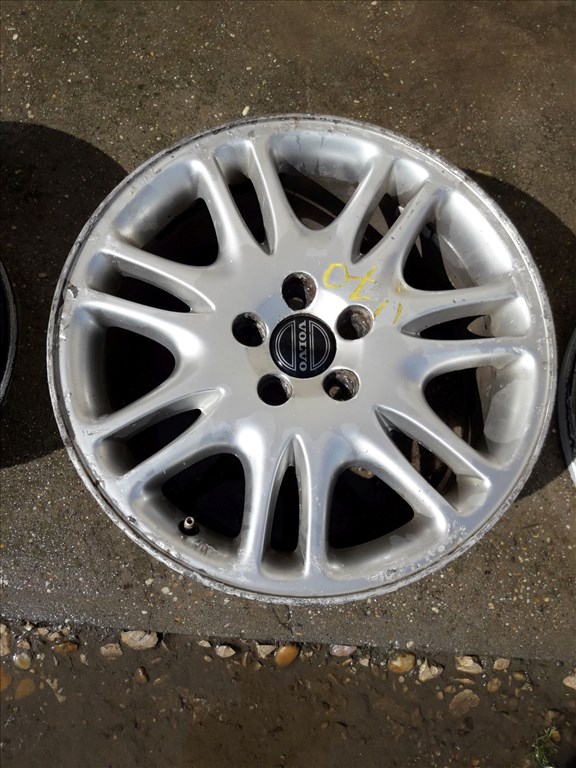 Volvo V70 <p>Felni méret: 17"</p><p>Furatszám: 5</p><p>Osztókör: 108.0</p><p>ET szám: 6040K4</p><p>Állapot: Normál</p><p>Érdeklõdéskor hivatkozzon erre: KIN-40078</p><p>Bármire van szüksége hívjon bizalommal!<br>Kizárólag munkaidõben hétfõtõl - péntekig 8-12 13-16 óráig!<br>Alkatrészek széles választékban!<br>Hivatalos Regisztrált Autobontó Kecel!<br>Vásároljon Megbízható Helyrõl Beszerelési Garanciával Profiktól!</p> 60000 2. kép