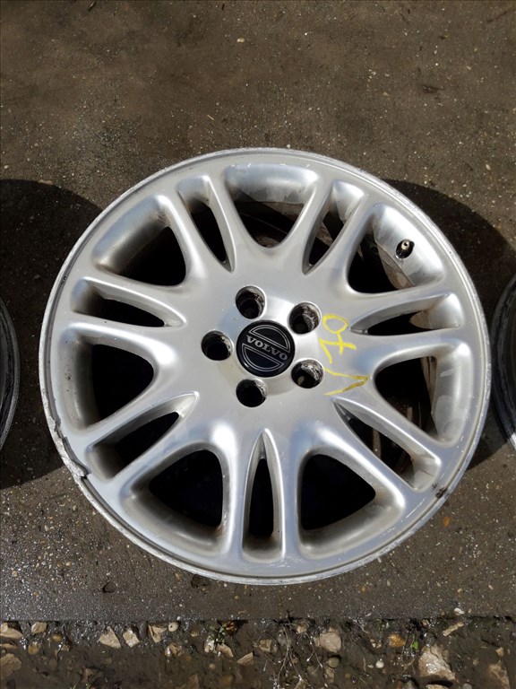Volvo V70 <p>Felni méret: 17"</p><p>Furatszám: 5</p><p>Osztókör: 108.0</p><p>ET szám: 6040K4</p><p>Állapot: Normál</p><p>Érdeklõdéskor hivatkozzon erre: KIN-40078</p><p>Bármire van szüksége hívjon bizalommal!<br>Kizárólag munkaidõben hétfõtõl - péntekig 8-12 13-16 óráig!<br>Alkatrészek széles választékban!<br>Hivatalos Regisztrált Autobontó Kecel!<br>Vásároljon Megbízható Helyrõl Beszerelési Garanciával Profiktól!</p> 60000 3. kép