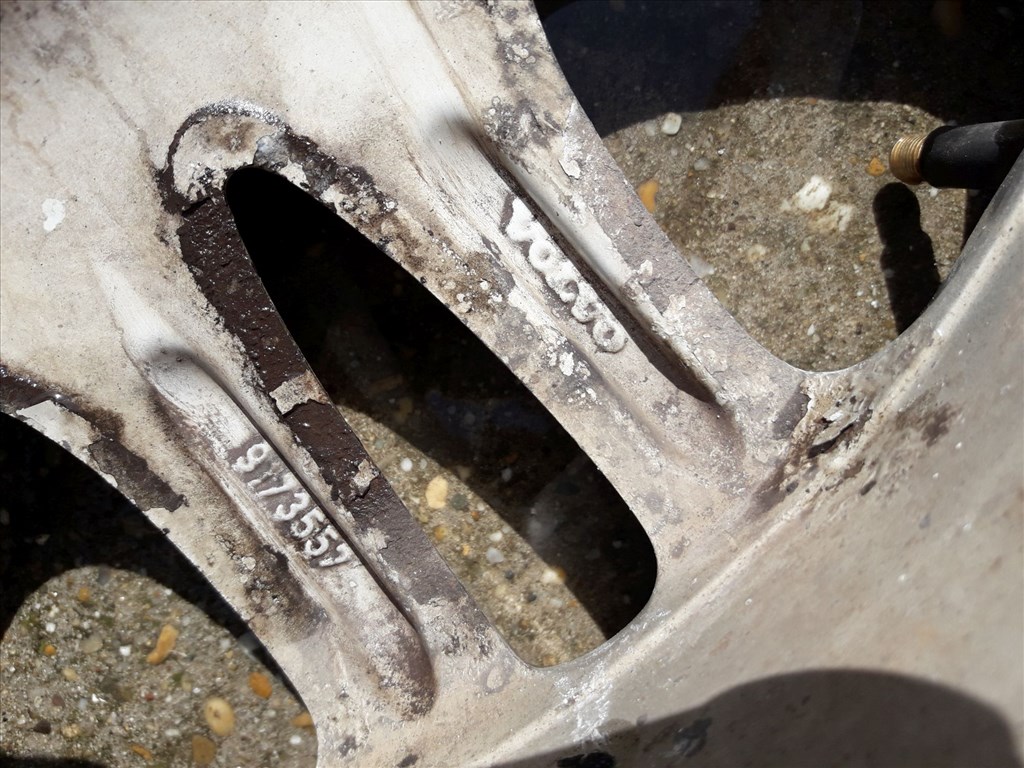 Volvo V70 <p>Felni méret: 17"</p><p>Furatszám: 5</p><p>Osztókör: 108.0</p><p>ET szám: 6040K4</p><p>Állapot: Normál</p><p>Érdeklõdéskor hivatkozzon erre: KIN-40078</p><p>Bármire van szüksége hívjon bizalommal!<br>Kizárólag munkaidõben hétfõtõl - péntekig 8-12 13-16 óráig!<br>Alkatrészek széles választékban!<br>Hivatalos Regisztrált Autobontó Kecel!<br>Vásároljon Megbízható Helyrõl Beszerelési Garanciával Profiktól!</p> 60000 5. kép