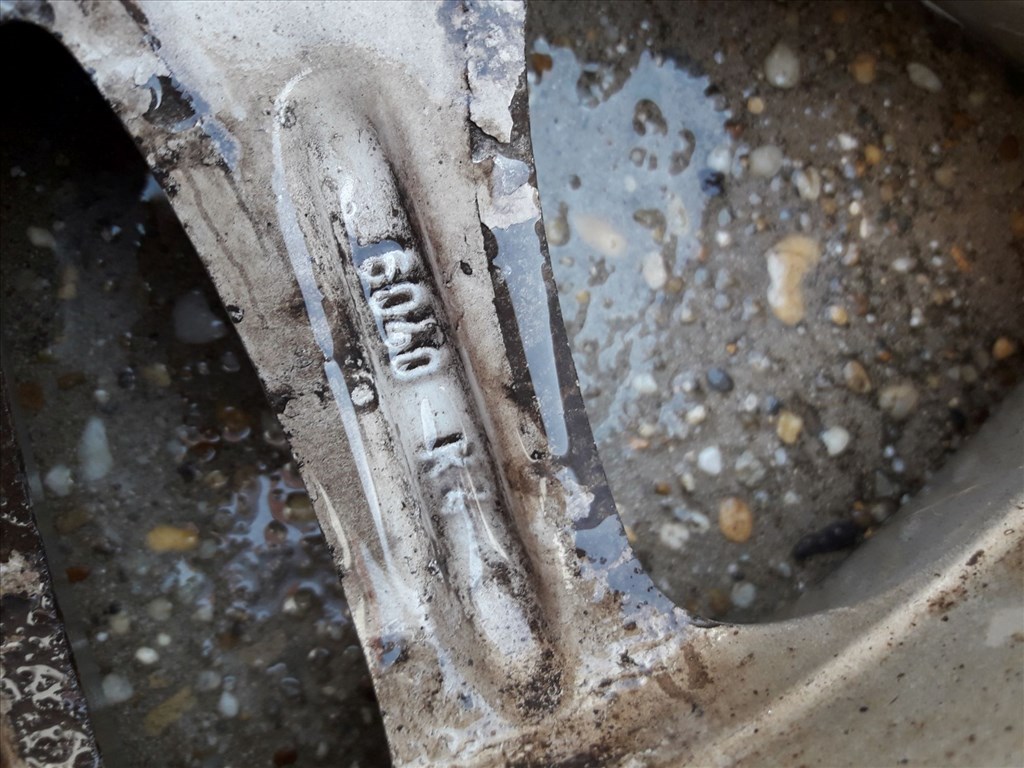 Volvo V70 <p>Felni méret: 17"</p><p>Furatszám: 5</p><p>Osztókör: 108.0</p><p>ET szám: 6040K4</p><p>Állapot: Normál</p><p>Érdeklõdéskor hivatkozzon erre: KIN-40078</p><p>Bármire van szüksége hívjon bizalommal!<br>Kizárólag munkaidõben hétfõtõl - péntekig 8-12 13-16 óráig!<br>Alkatrészek széles választékban!<br>Hivatalos Regisztrált Autobontó Kecel!<br>Vásároljon Megbízható Helyrõl Beszerelési Garanciával Profiktól!</p> 60000 6. kép