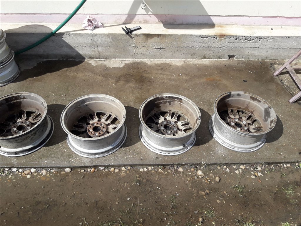 Volvo V70 <p>Felni méret: 17"</p><p>Furatszám: 5</p><p>Osztókör: 108.0</p><p>ET szám: 6040K4</p><p>Állapot: Normál</p><p>Érdeklõdéskor hivatkozzon erre: KIN-40078</p><p>Bármire van szüksége hívjon bizalommal!<br>Kizárólag munkaidõben hétfõtõl - péntekig 8-12 13-16 óráig!<br>Alkatrészek széles választékban!<br>Hivatalos Regisztrált Autobontó Kecel!<br>Vásároljon Megbízható Helyrõl Beszerelési Garanciával Profiktól!</p> 60000 8. kép