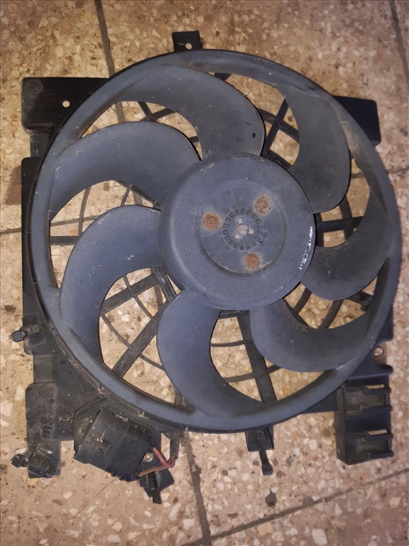 Opel Zafira B Klímahûtõ Ventilátor 13 147 279 1. kép