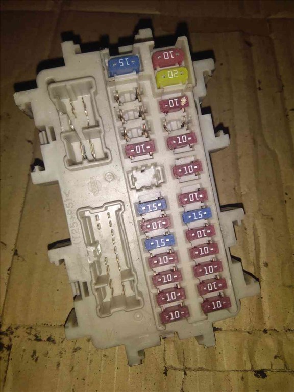 Nissan Navara D40 Biztosítéktábla / Relé Tábla EA00A6B23 1. kép