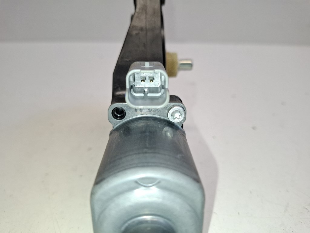 Kia Venga bal hátsó ablakemelõ motor 834501P000 0130822639 4. kép