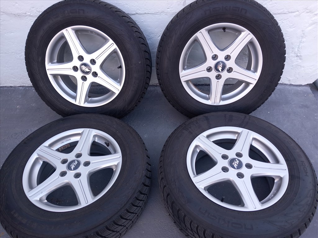  5x114.3 lyukosztású 16" újszerű PLW alufelni, rajta 215/70 használt Nokian téli gumi gumi  1. kép