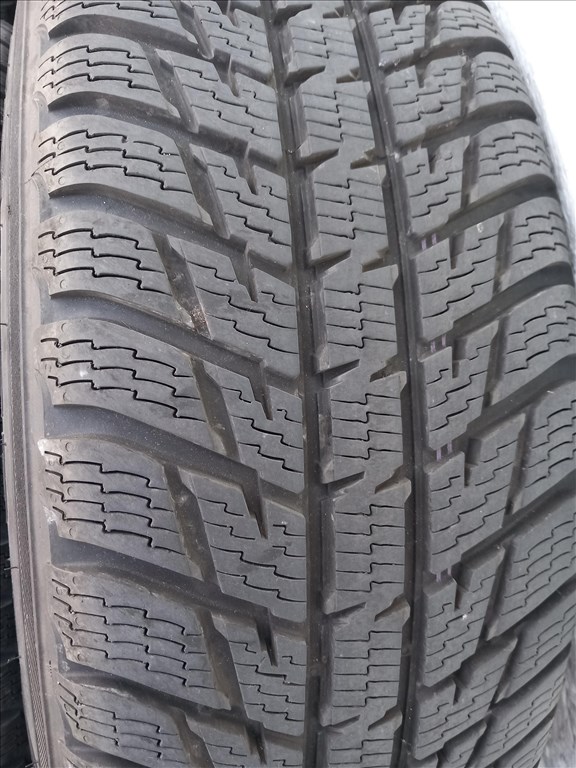  5x114.3 lyukosztású 16" újszerű PLW alufelni, rajta 215/70 használt Nokian téli gumi gumi  3. kép