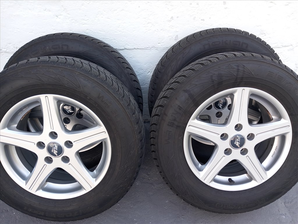  5x114.3 lyukosztású 16" újszerű PLW alufelni, rajta 215/70 használt Nokian téli gumi gumi  4. kép