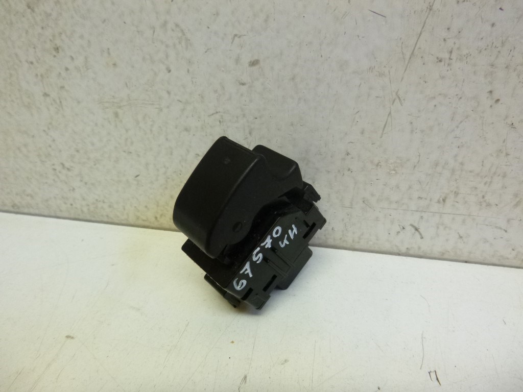 Toyota Corolla verso (AR10) jobb elsõ ablakemelõ kapcsoló 1. kép