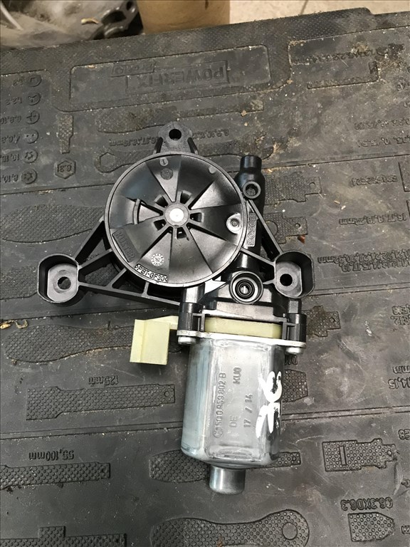 Skoda Octavia III jobb első ablakemelő motor 5q0959802b 1. kép