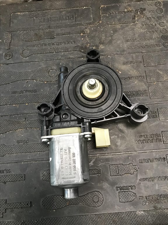 Skoda Octavia III jobb első ablakemelő motor 5q0959802b 2. kép