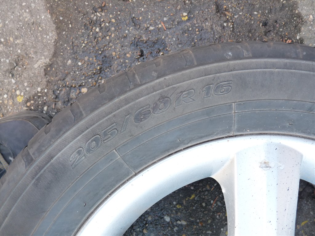  16" használt alufelni, rajta 205/60 használt Toyo Tires gumi  4. kép