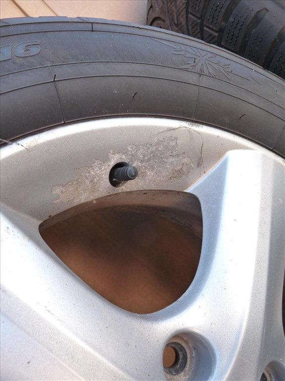  16" használt alufelni, rajta 205/60 használt Toyo Tires gumi  7. kép