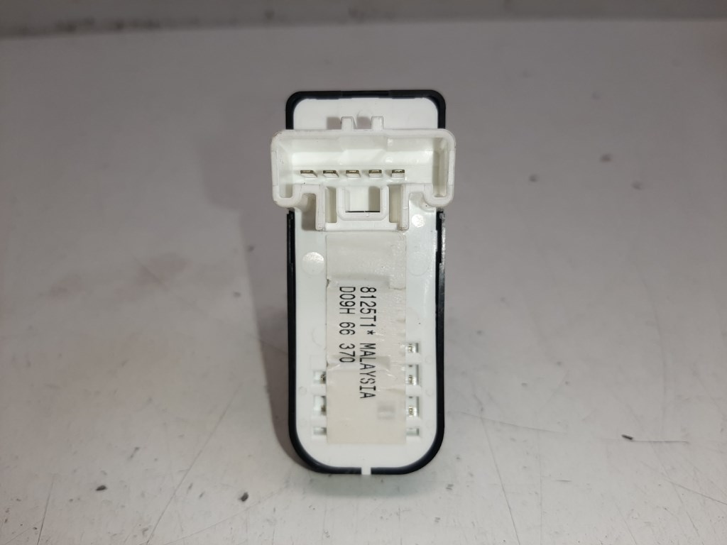 Mazda CX-3 bal hátsó ablakemelõ kapcsoló D09H66370 2. kép
