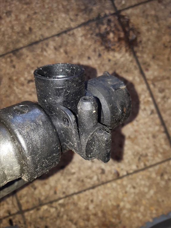 Audi A4 B6 Vízcsõ Elosztó 8E0 121 049 C 3. kép