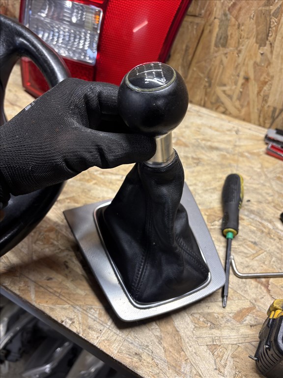 Audi A4 (B6/B7) 1.9 TDI manuális váltógomb bőr váltószoknya  1. kép