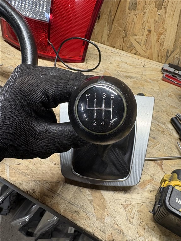 Audi A4 (B6/B7) 1.9 TDI manuális váltógomb bőr váltószoknya  2. kép