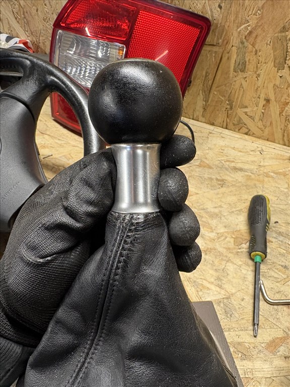 Audi A4 (B6/B7) 1.9 TDI manuális váltógomb bőr váltószoknya  3. kép