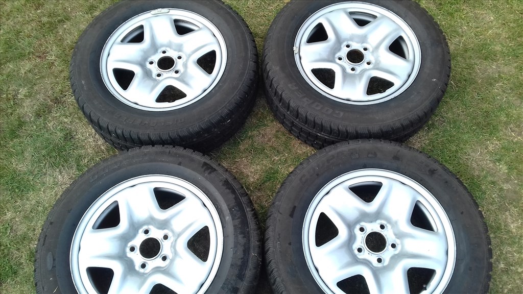  5x114.3 osztású 17" lemezfelni, rajta 225/65 használt Cooper téli gumi Kia Hyundai Mazda Mitsubishi 1. kép