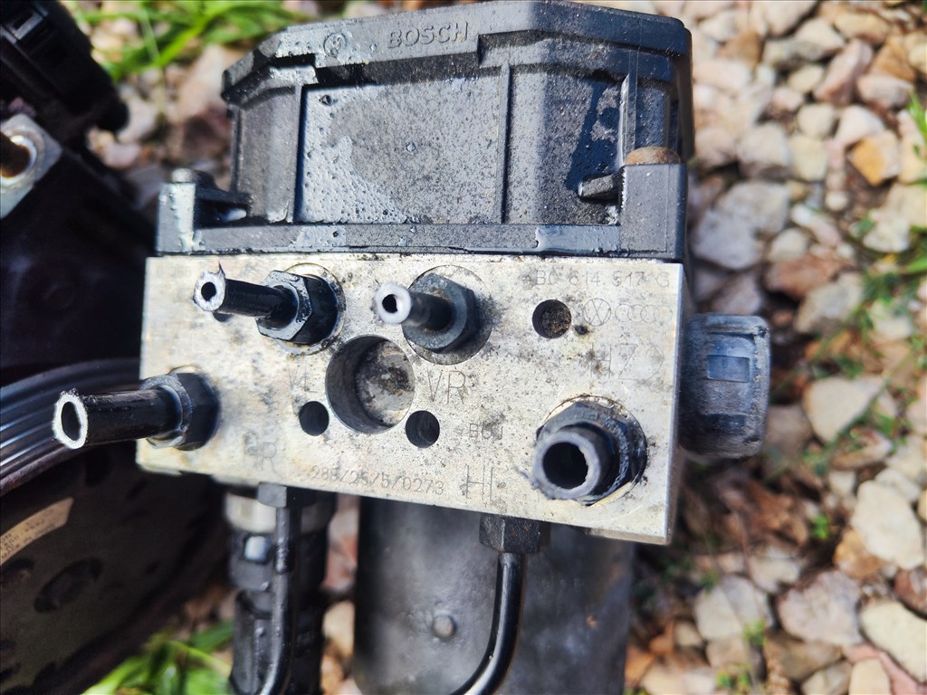 Audi A6 (C5 - 4B), Audi A4 (B6/B7), Volkswagen Passat B5 4b0614517G és 4b0614517H ABS kocka  3. kép