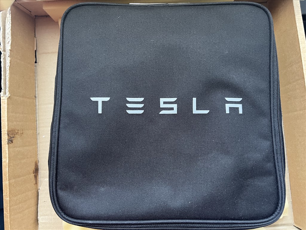 Tesla UMC 2 gyári új töltő Tesla Type 2 otthoni töltő 1121254-00-G 75.000 Ft 1. kép