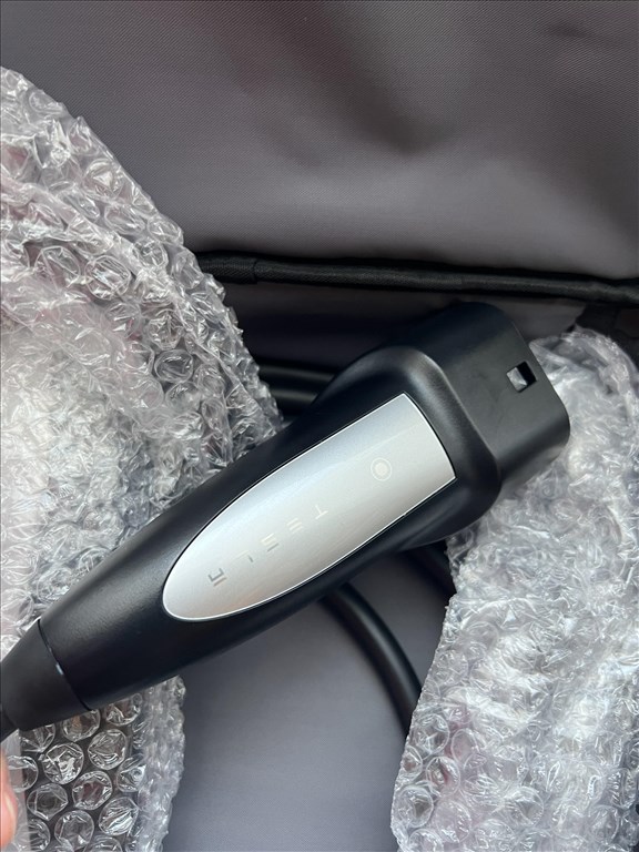 Tesla UMC 2 gyári új töltő Tesla Type 2 otthoni töltő 1121254-00-G 75.000 Ft 3. kép