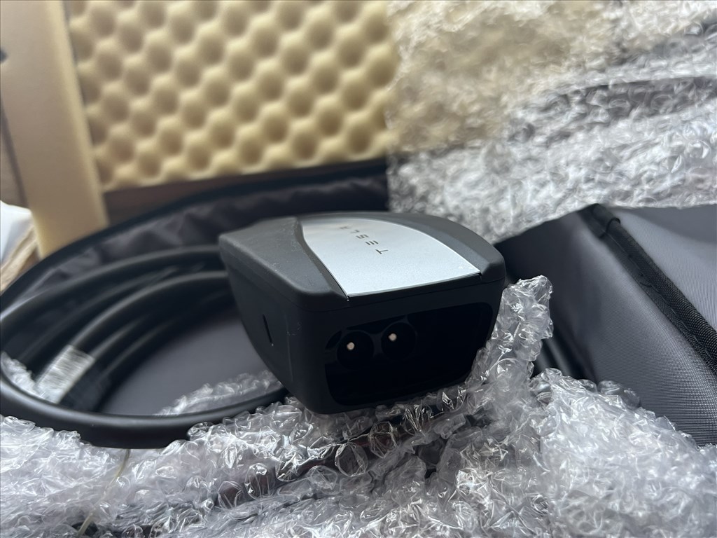 Tesla UMC 2 gyári új töltő Tesla Type 2 otthoni töltő 1121254-00-G 75.000 Ft 5. kép