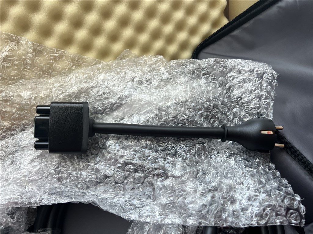 Tesla UMC 2 gyári új töltő Tesla Type 2 otthoni töltő 1121254-00-G 75.000 Ft 6. kép