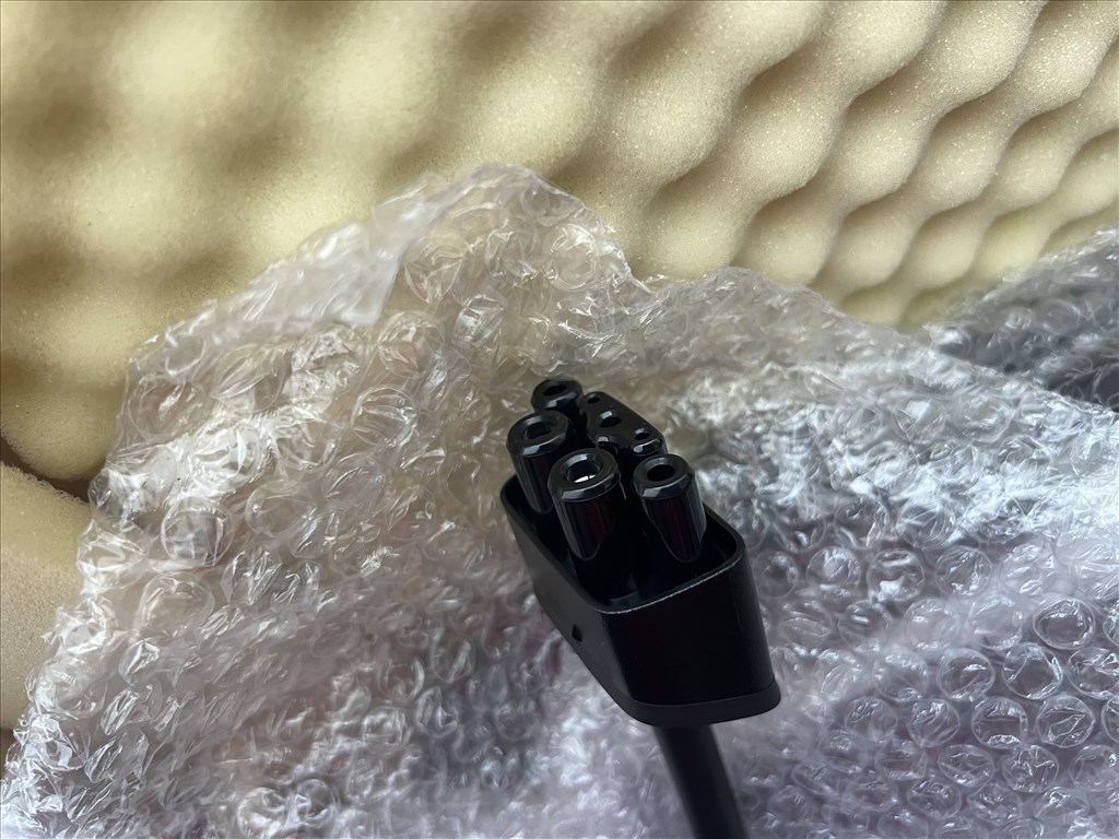 Tesla UMC 2 gyári új töltő Tesla Type 2 otthoni töltő 1121254-00-G 75.000 Ft 7. kép