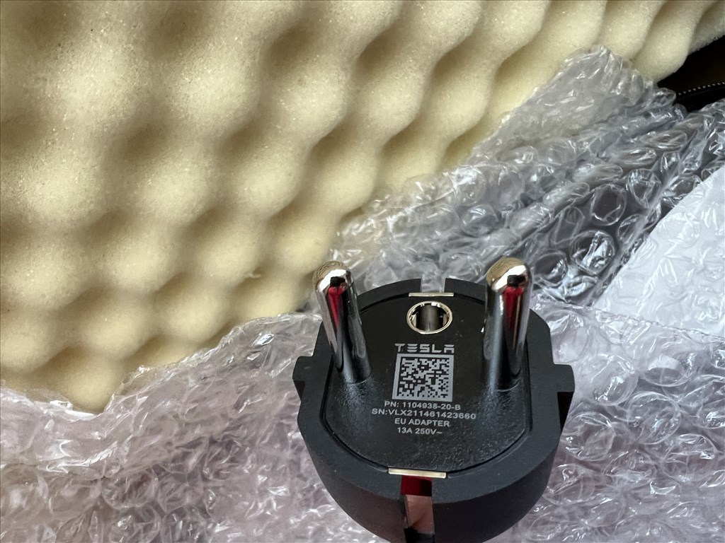 Tesla UMC 2 gyári új töltő Tesla Type 2 otthoni töltő 1121254-00-G 75.000 Ft 8. kép