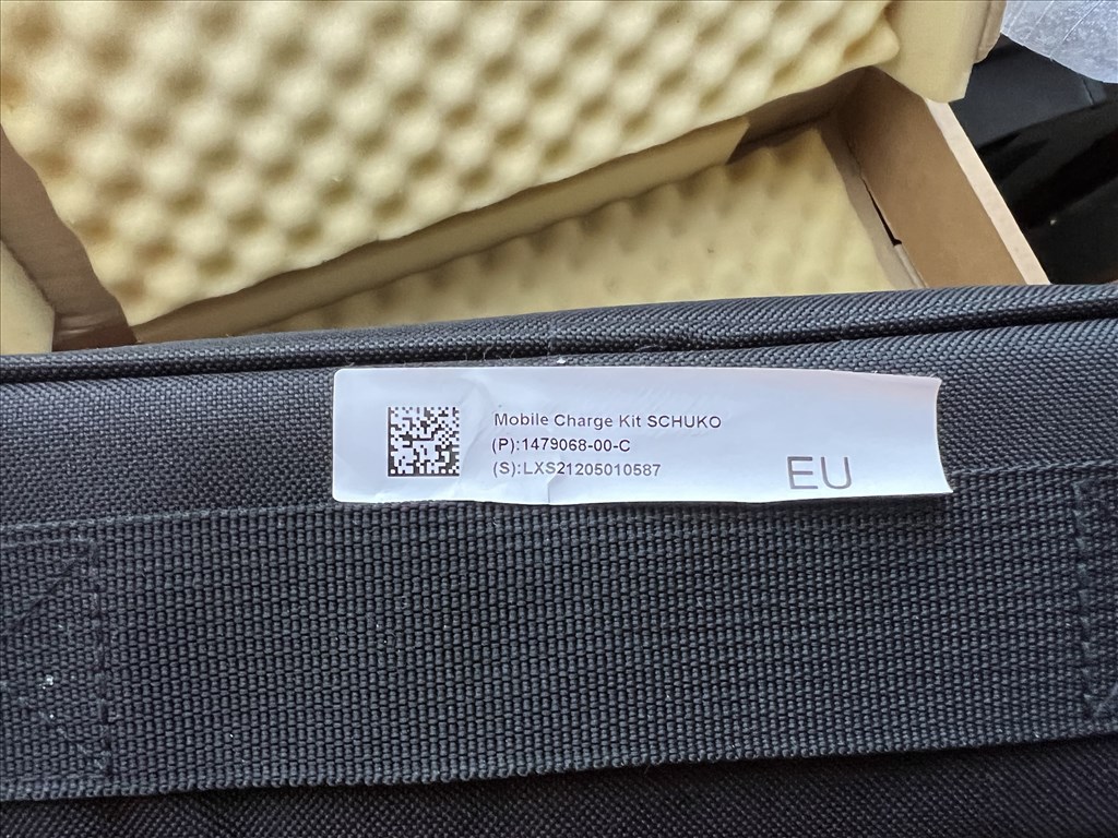 Tesla UMC 2 gyári új töltő Tesla Type 2 otthoni töltő 1121254-00-G 75.000 Ft 9. kép