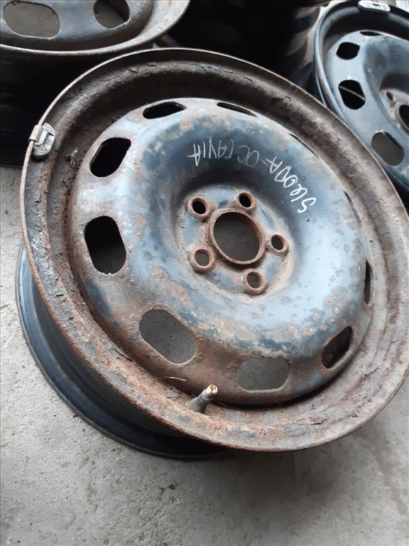 Skoda Octavia <p>Felni méret: 15"</p><p>Felni szélesség: 6.0</p><p>Furatszám: 5</p><p>Osztókör: 100.0</p><p>ET szám: ET38</p><p>Agy Átmérõ: 57.0</p><p>Állapot: Normál</p><p>Érdeklõdéskor hivatkozzon erre: KIN-40108</p><p>Bármire van szüksége hívjon bizalommal!<br>Kizárólag munkaidõben hétfõtõl - péntekig 8-12 13-16 óráig!<br>Alkatrészek széles választékban!<br>Hivatalos Regisztrált Autobontó Kecel!<br>Vásároljon Megbízható Helyrõl Beszerelési Garanciával Profiktól!</p> 25000 2. kép