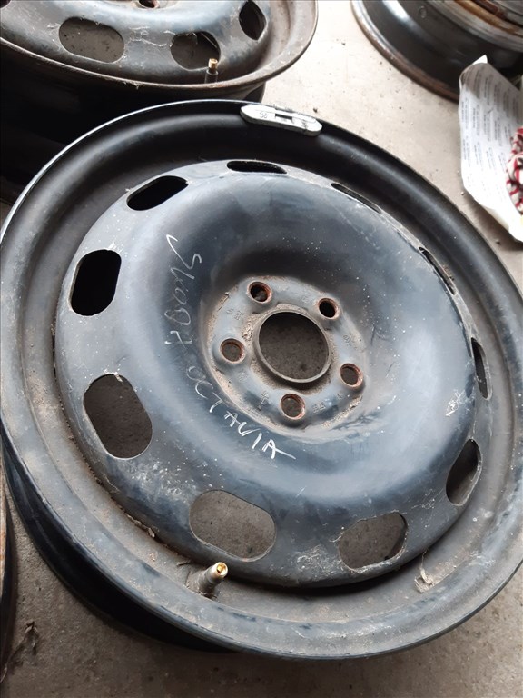 Skoda Octavia <p>Felni méret: 15"</p><p>Felni szélesség: 6.0</p><p>Furatszám: 5</p><p>Osztókör: 100.0</p><p>ET szám: ET38</p><p>Agy Átmérõ: 57.0</p><p>Állapot: Normál</p><p>Érdeklõdéskor hivatkozzon erre: KIN-40108</p><p>Bármire van szüksége hívjon bizalommal!<br>Kizárólag munkaidõben hétfõtõl - péntekig 8-12 13-16 óráig!<br>Alkatrészek széles választékban!<br>Hivatalos Regisztrált Autobontó Kecel!<br>Vásároljon Megbízható Helyrõl Beszerelési Garanciával Profiktól!</p> 25000 4. kép