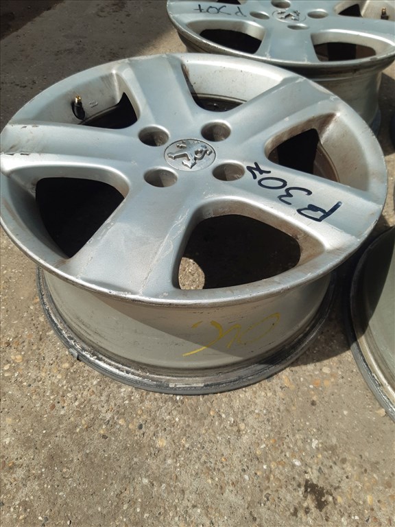 Peugeot 307 <p>Felni méret: 16"</p><p>Felni szélesség: 6.5</p><p>Furatszám: 4</p><p>Osztókör: 108.0</p><p>Állapot: Normál</p><p>Érdeklõdéskor hivatkozzon erre: KIN-40153</p><p>Bármire van szüksége hívjon bizalommal!<br>Kizárólag munkaidõben hétfõtõl - péntekig 8-12 13-16 óráig!<br>Alkatrészek széles választékban!<br>Hivatalos Regisztrált Autobontó Kecel!<br>Vásároljon Megbízható Helyrõl Beszerelési Garanciával Profiktól!</p> 65000 2. kép